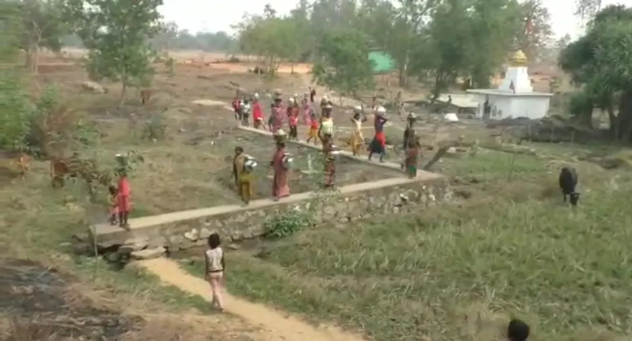  ଝାରସୁଗୁଡ଼ାରେ ଜଳସଂକଟର ନିଚ୍ଛକ ଦୃଶ୍ୟ : ବୁନ୍ଦାଏ ପାଣିକୁ ଘଣ୍ଟାଏ ଅପେକ୍ଷା; ଗିନାରେ ତୋଳି ଗରାରେ ଭର୍ତ୍ତି କରନ୍ତି 