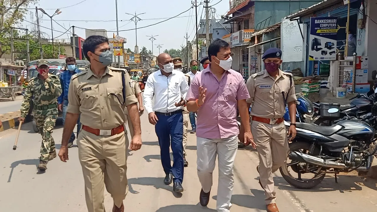  ଅ।କ୍ସନ୍ ମୁଡ୍‌ରେ ନବରଂଗପୁର ଜିଲ୍ଲା ପ୍ରଶାସନ: କୋଭିଡ୍ ନିୟମ ଉଲ୍ଲଙ୍ଘନକାରୀଙ୍କ ୭ଟି ଦୋକାନ ସିଲ୍