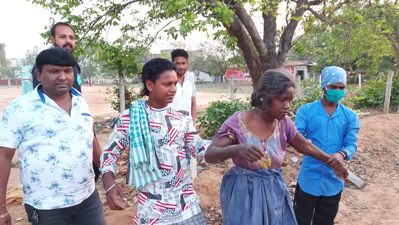  ମାନବିକତା ଦେଖାଇଲେ; ଗଛ ମୂଳରୁ ମୁମୂର୍ଷୁ ମହିଳା ଉଦ୍ଧାର