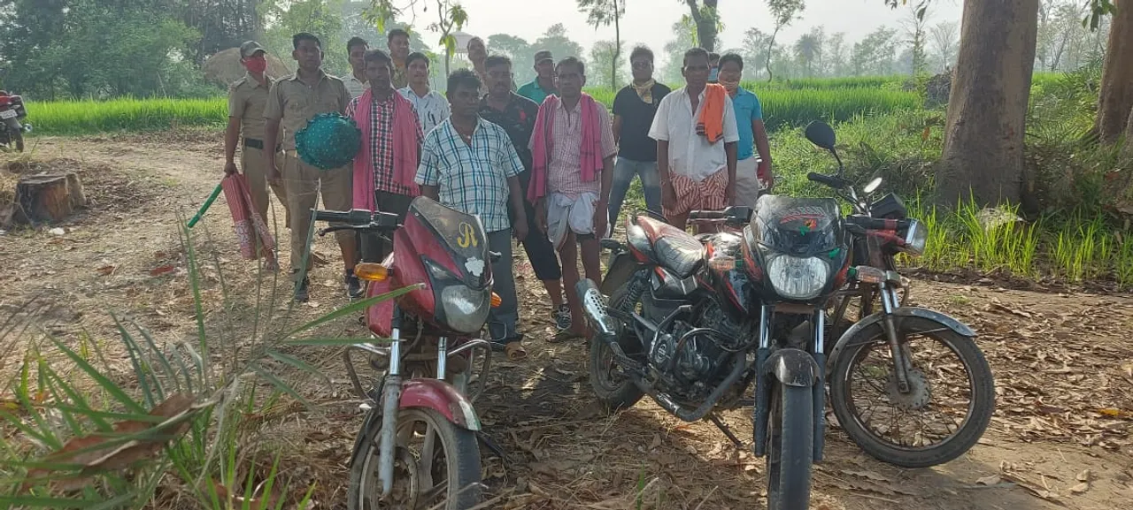  ଜୁଆ ଆଡାରେ ଚଢ଼ଉ: ୨ ବାଇକ ସହ ୨୪୫୦ ଟଙ୍କା ଜବତ, ୪ ଗିରଫ