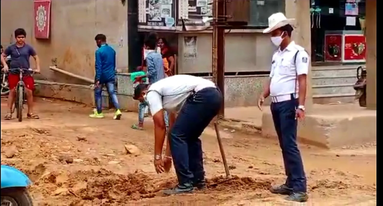  ରାସ୍ତା ମରାମତି କଲେ ଟ୍ରାଫିକ୍‌ କନେଷ୍ଟବଳ