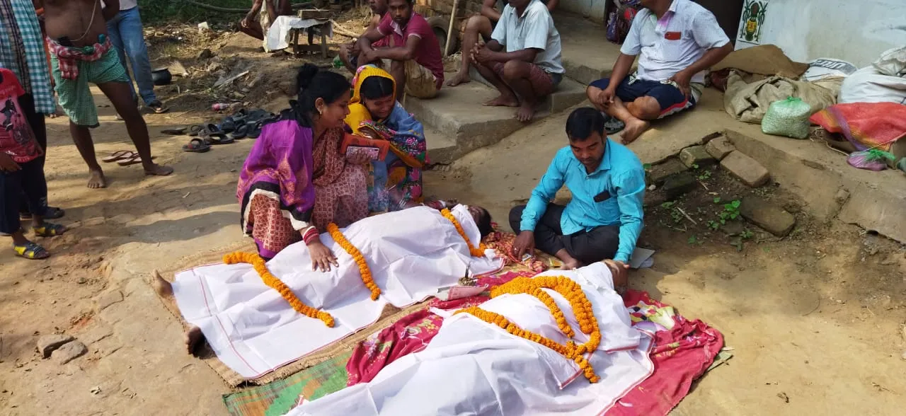  ହାତ ଧରା ଧରି ହୋଇ ଚାଲିଗଲେ ସ୍ବାମୀ ସ୍ତ୍ରୀ