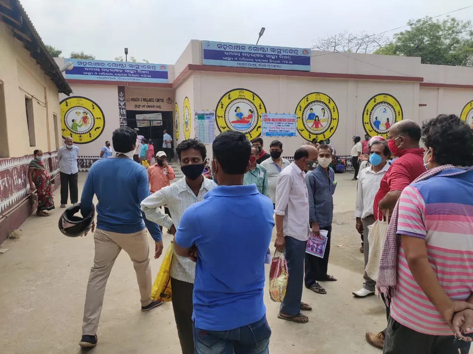  ଟିକାକରଣ କେନ୍ଦ୍ରରେ ଉତ୍ତେଜନା 