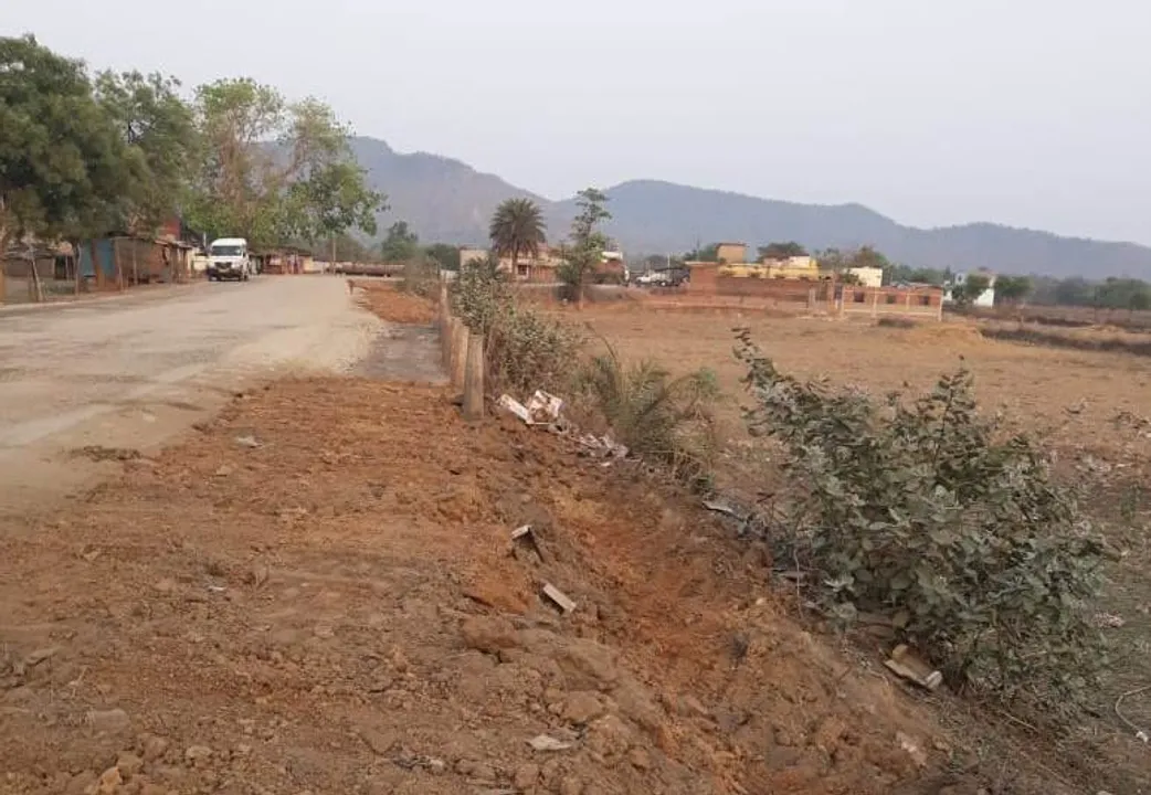  କାରଖାନା ବର୍ଜ୍ୟରେ ଟପରିଆ ରାସ୍ତା ମରାମତି, ଗାଁ ଲୋକଙ୍କ ବିରୋଧ