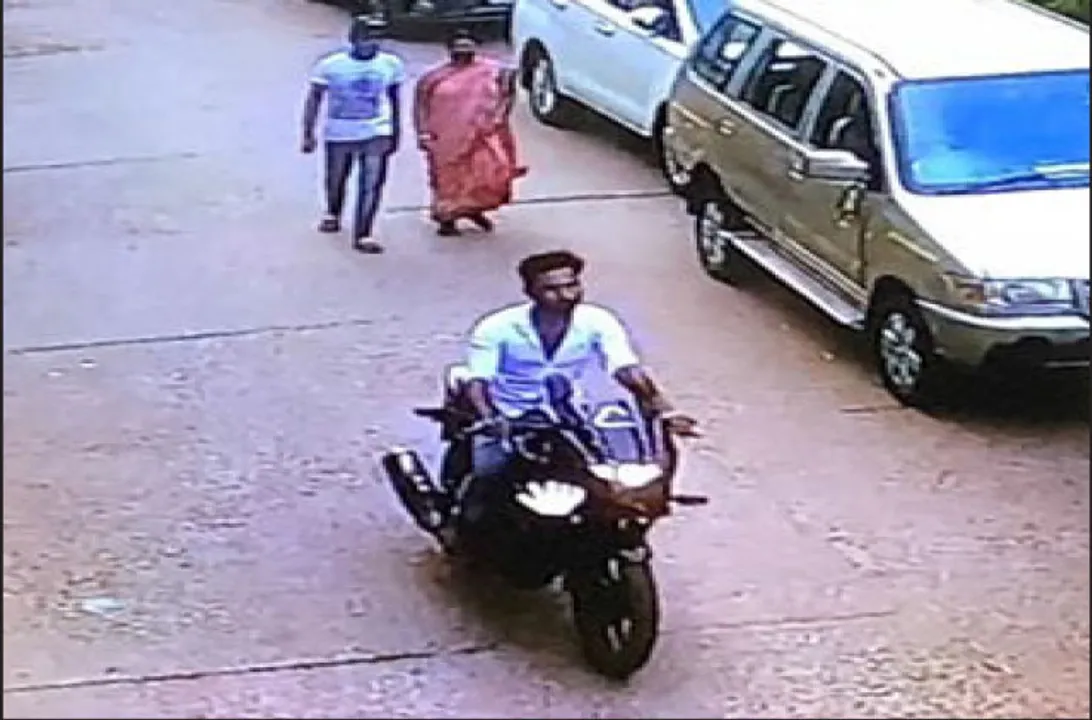  ହସ୍‌ପିଟାଲ ପାର୍କିଂରୁ ବାଇକ୍‌ ଚୋରି: ସିସିଟିଭିରେ ଚୋର