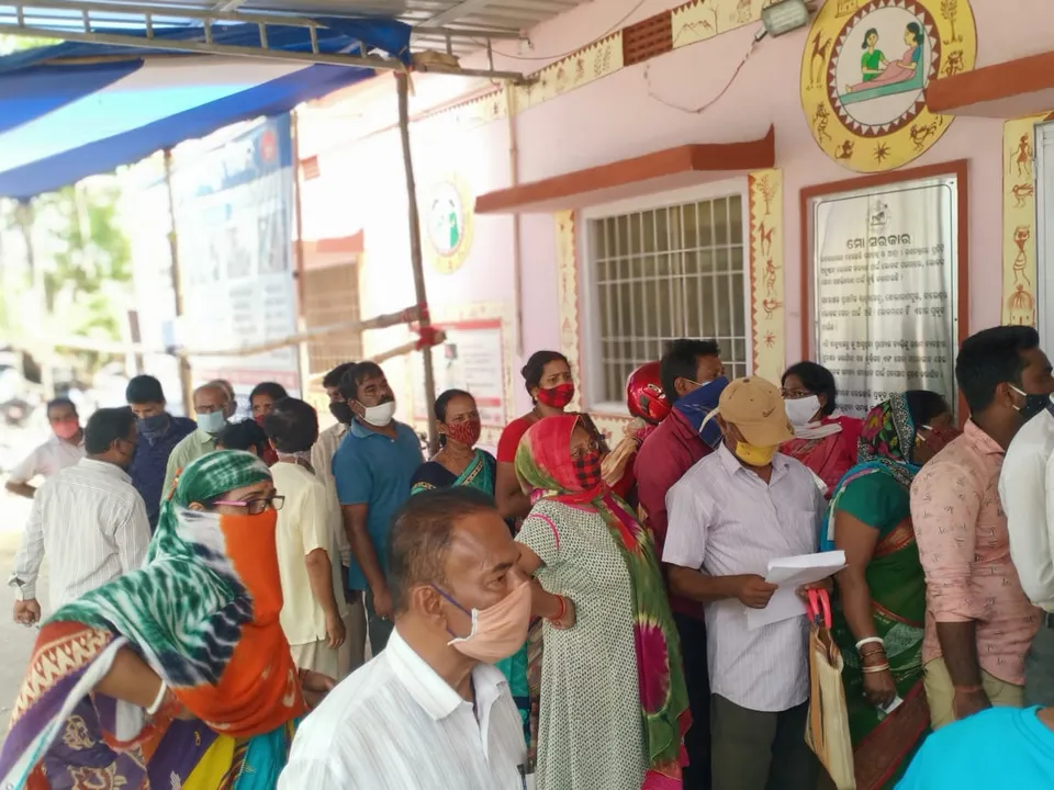  ବାଲେଶ୍ୱର: ଟିକା ନେବା ପାଇଁ ଲୋକଙ୍କ ଭିଡ଼