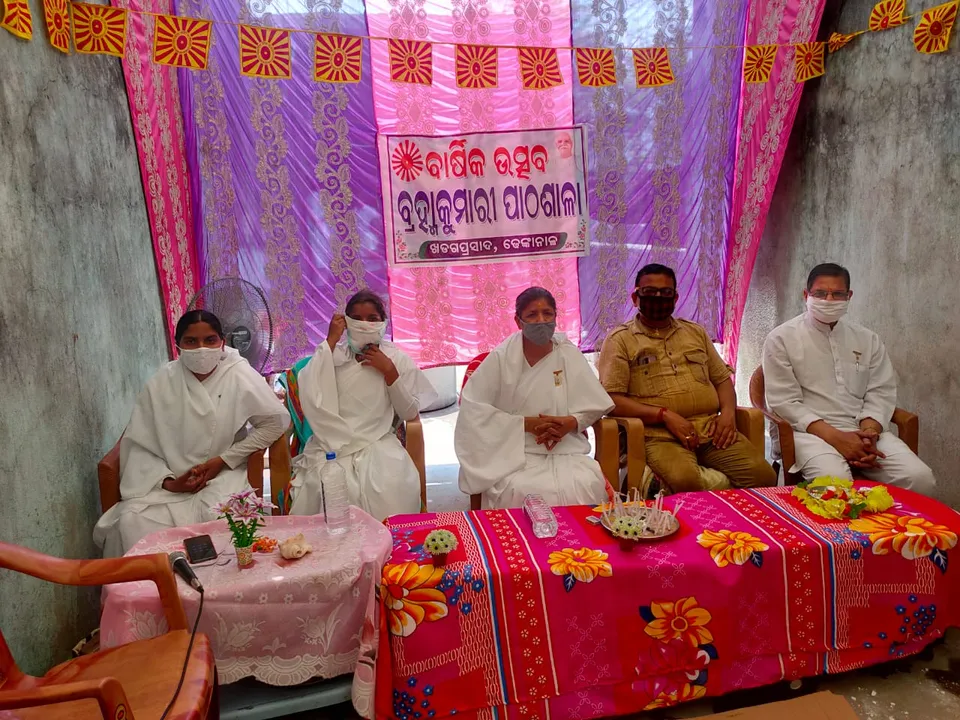  ଖଡ଼୍‌ଗପ୍ରସାଦରେ ବ୍ରହ୍ମକୁମାରୀ ପାଠଶାଳାରେ ମତ: ଈଶ୍ବର ଏକ, ସର୍ବବ୍ୟାପ୍ତ