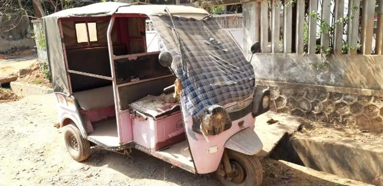  ରାଉରକେଲା: ଖତ ଖାଉଛି ପିଙ୍କ୍ ଅଟୋ