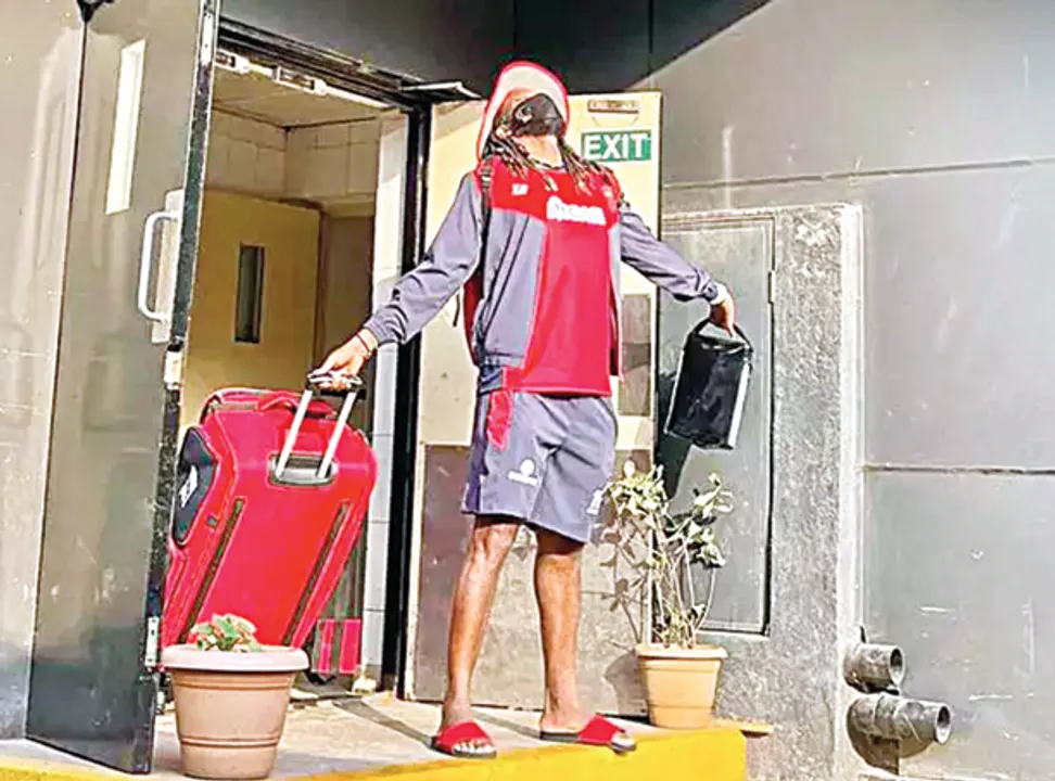  ସଂଗରୋଧ ପରେ ଗେଲ୍‌ଙ୍କ ‘ମୁନ୍‌ ୱାକ୍‌’