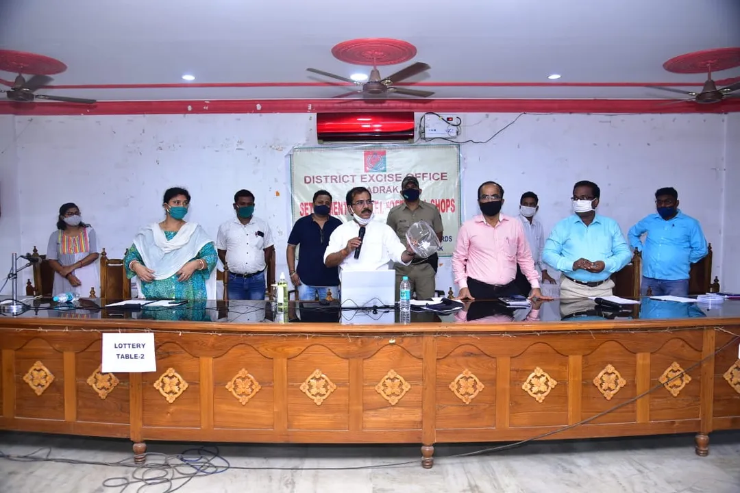  ଭଦ୍ରକରେ ମଦ ଦୋକାନ ଖୋଲିବା ନେଇ ଲଟେରୀ ଉଠାଣ, ୫୪ ଜଣଙ୍କୁ ମିଳିଲା ମଦ ଦୋକାନ ଖୋଲିବାକୁ ଅନୁମତି