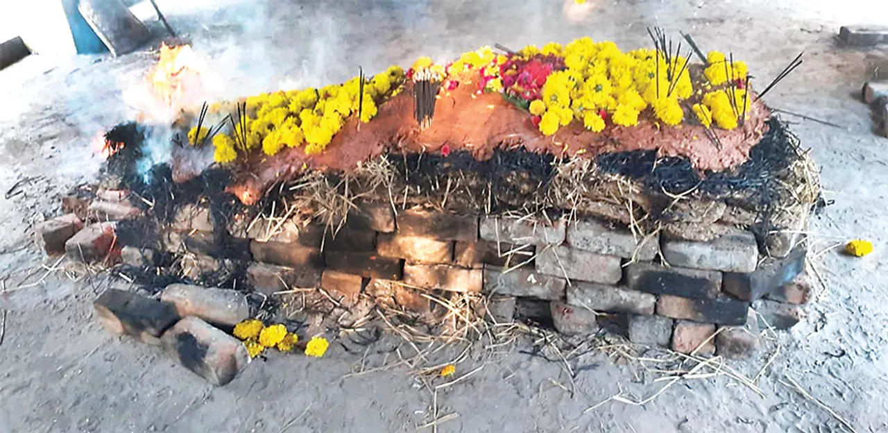  ପଞ୍ଚଭୂତରେ ବିଲୀନ ହେଲା ପାର୍ଥିବ ଶରୀର: ପୁଣ୍ୟାତ୍ମା ମନୋଜଙ୍କ ମୃତ୍ୟୁ ନାହିଁ