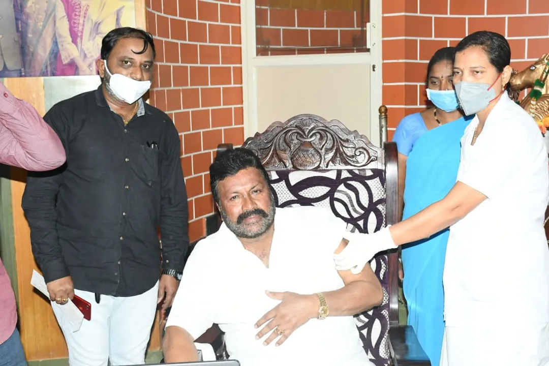  ମନ୍ତ୍ରୀଙ୍କୁ ଘରେ କୋଭିଡ୍‌-୧୯ ଟିକା ପ୍ରଦାନ ମହଙ୍ଗା ପଡ଼ିଲା; ନିଲମ୍ବିତ ହେଲେ ସ୍ୱାସ୍ଥ୍ୟ ଅଧିକାରୀ