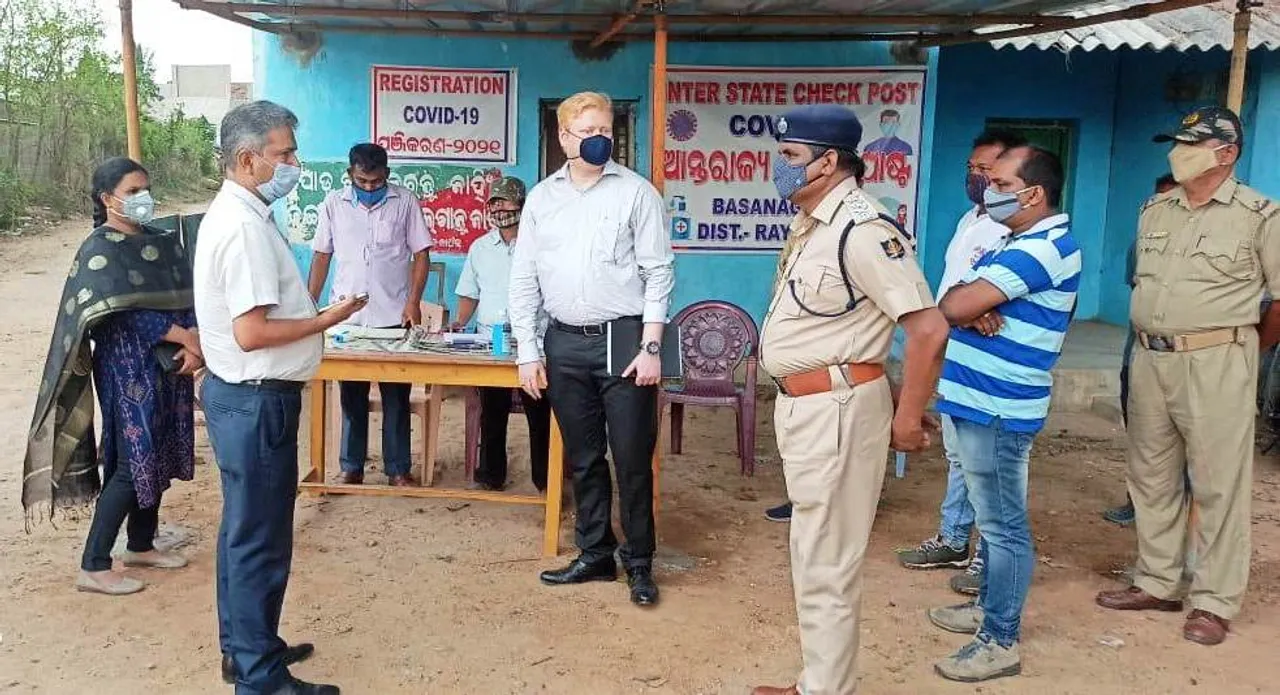  ଆନ୍ଧ୍ର ଆଡ଼ୁ ମାଡ଼ି ଆସୁଛି ବିପଦ; ପ୍ରଥମ ଦିନରେ ସୀମା ପାର ହେଲେ ୩୨୦ ପ୍ରବାସୀ