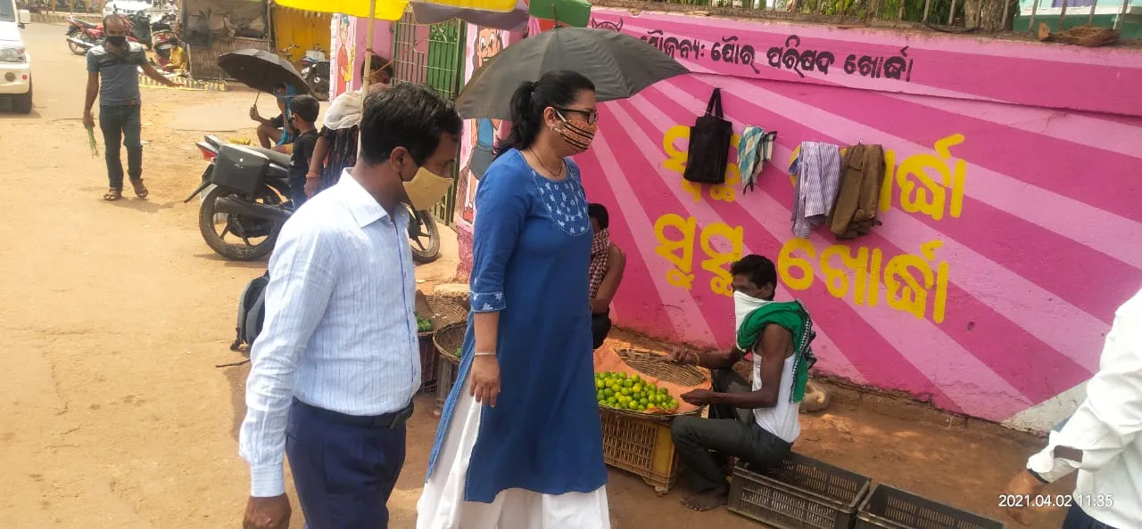  କୋଭିଡ୍ ଚିନ୍ତା: ଦୋକାନବଜାର ବୁଲି ସଚେତନ କରାଇଲେ ଅଧିକାରୀ