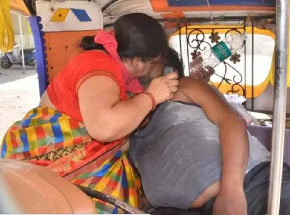  କରୋନା ସଙ୍କଟ ସମୟରେ ସ୍ବାମୀ ଅକ୍ସିଜେନ ଅଭାବରୁ ଛଟପଟ ହେଉଥିବା ବେଳେ ସ୍ତ୍ରୀ ମୁହଁରେ ମୁହଁ ଲଗାଇ ବଞ୍ଚାଇବାକୁ କରୁଛନ୍ତି ଉଦ୍ୟମ