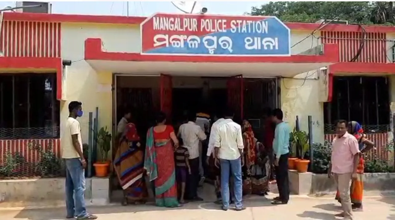  ଭାଇରାଲ୍‌ ହେଉଛି ଯୁବକଙ୍କ ଉନ୍ମତ୍ତ କାଣ୍ଡର ଭିଡିଓ, ଗାଁ ଦାଣ୍ଡରେ ଭୁଜାଲି ଧରି ମହିଳାଙ୍କୁ ଆକ୍ରମଣ ଉଦ୍ୟମ