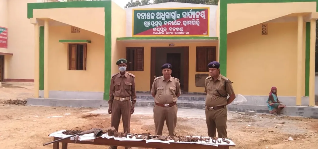  ଦେଶୀ ବନ୍ଧୁକ ସହ ୨ ଶିକାରି ଓ ଜଣେ ଚୋରା କାଠ ବେପାରୀ ଗିରଫ