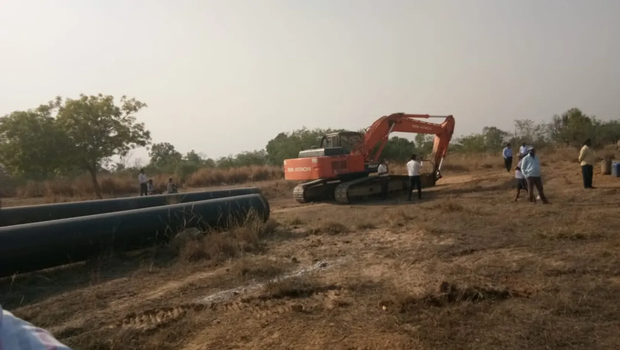  କ୍ଷତିପୂରଣ ନଦେଇ ଗେଲ୍ ଇଣ୍ଡିଆର ପାଇପ ବିଛା ଅଭିଯୋଗ ! ବିରୋଧ କଲେ ଜମି ମାଲିକ