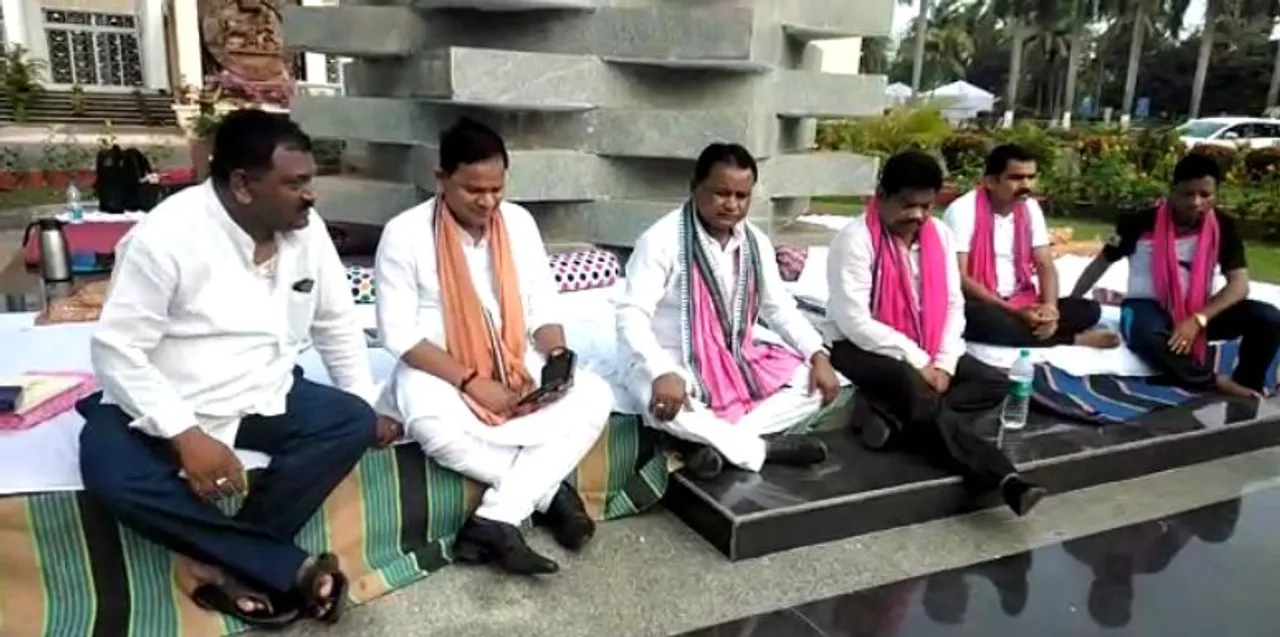  ରାତି ପାହି ସକାଳ ହେଲା, ଏବେ ବି ଧାରଣାରେ ବସିଛନ୍ତି ବିଜେପି ବିଧାୟକ
