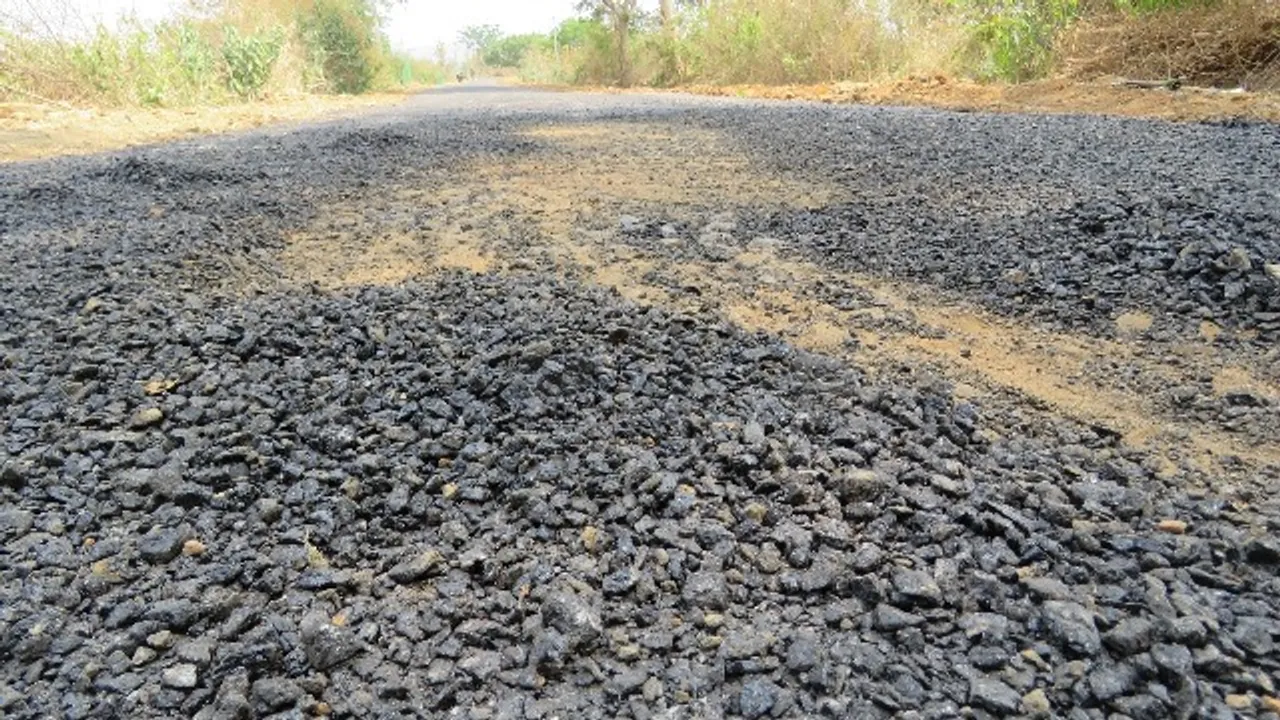  ଧୂଳିରେ ମିଶିଲା ୪୫ ଲକ୍ଷ ଟଙ୍କା, ଆଙ୍ଗୁଠି ଗେଞ୍ଜିଲେ ରାସ୍ତାରୁ ଉଠି ଯାଉଛି ପିଚୁ