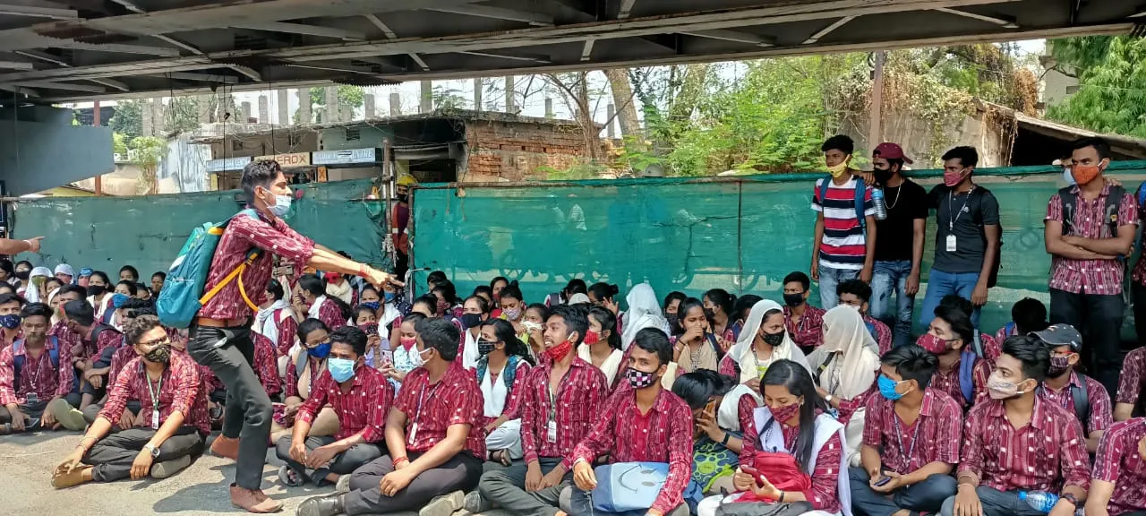  ସମ୍ବଲପୁର: ଅନଲାଇନ ପରୀକ୍ଷା ଦାବିରେ ଗଙ୍ଗାଧର ମେହେର ବିଶ୍ୱବିଦ୍ୟାଳୟର ଛାତ୍ରଛାତ୍ରୀଙ୍କ ଜିଲ୍ଲାପାଳ କାର୍ଯ୍ୟାଳୟ ସମ୍ମୁଖରେ ଆନ୍ଦୋଳନ