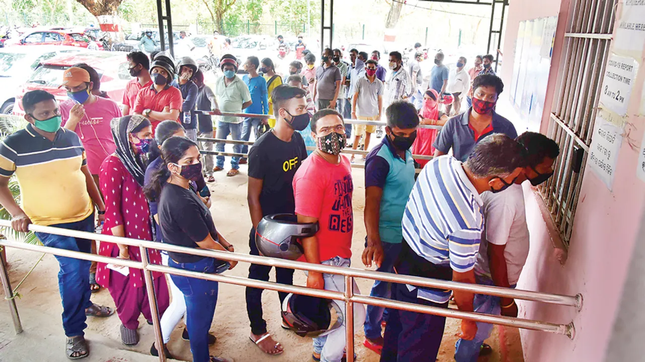  କୋଭିଡ ନେଗେଟିଭ୍ ରିପୋର୍ଟ ନେବାକୁ ହସ୍ପିଟାଲ୍‌ରେ ଲମ୍ବା ଲାଇନ୍‌