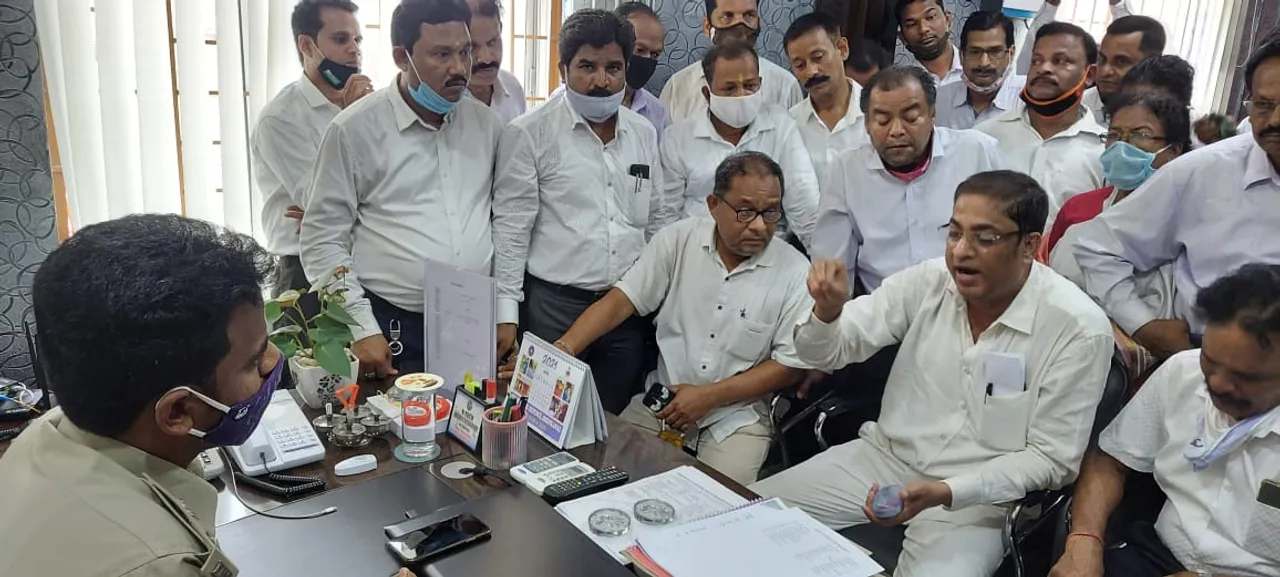  ମାସ୍କ ଚେକିଂ ଆଳରେ ପୁଲିସର ମାତ୍ରାଧିକ କାର୍ଯ୍ୟାନୁଷ୍ଠାନ ବିରୋଧରେ ଓକିଲ ସଂଘ ପକ୍ଷରୁ ଜିଲ୍ଲା ଆରକ୍ଷୀ ଅଧୀକ୍ଷକଙ୍କୁ ଘେରାଉ