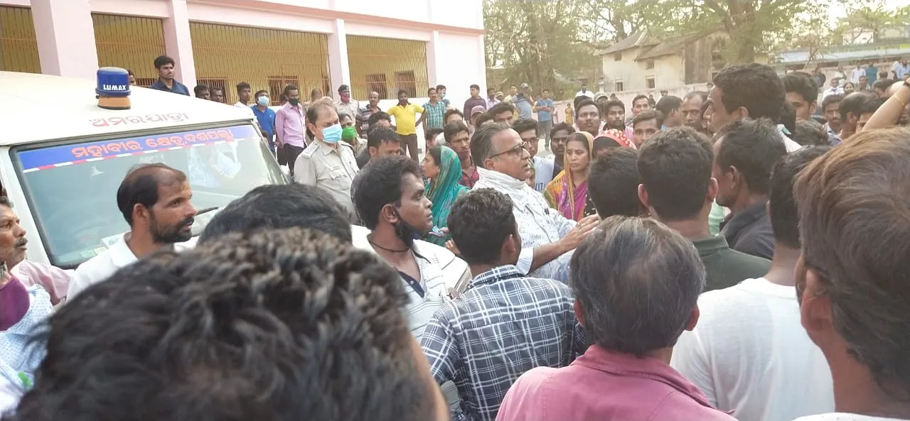 ଠିକାଦାରଙ୍କ ଝୁଲନ୍ତା ମୃତଦେହ ଉଦ୍ଧାର, ହତ୍ୟା ଅଭିଯୋଗରେ ରାସ୍ତା ଅବରୋଧ 