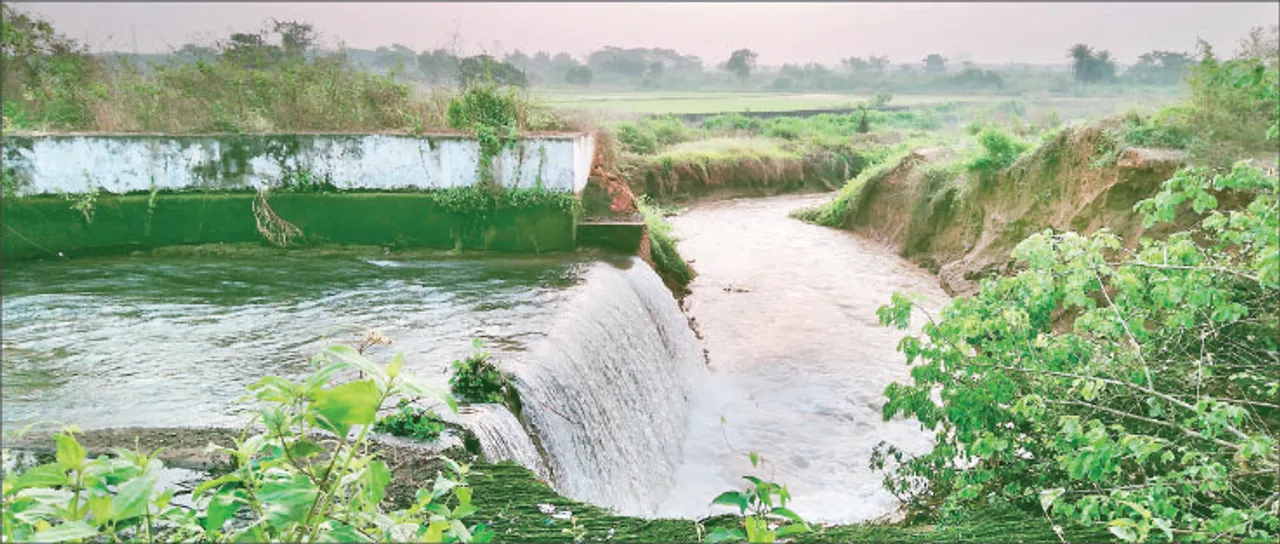  ଭୁଶୁଡ଼ିଲା ଦୟାୱେଷ୍ଟ୍‌ କେନାଲ ବନ୍ଧ, ନିମ୍ନମାନର କାମ ଯୋଗୁଁ ୧୦୦ ଫୁଟ୍‌ର ଘାଇ