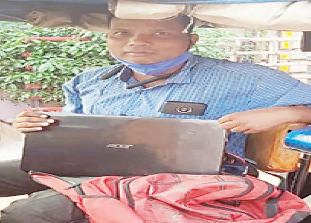  ମହିଳାଙ୍କୁ ଲାପ୍‌ଟପ୍‌ ଫେରାଇଲେ ଅଟୋ ଚାଳକ