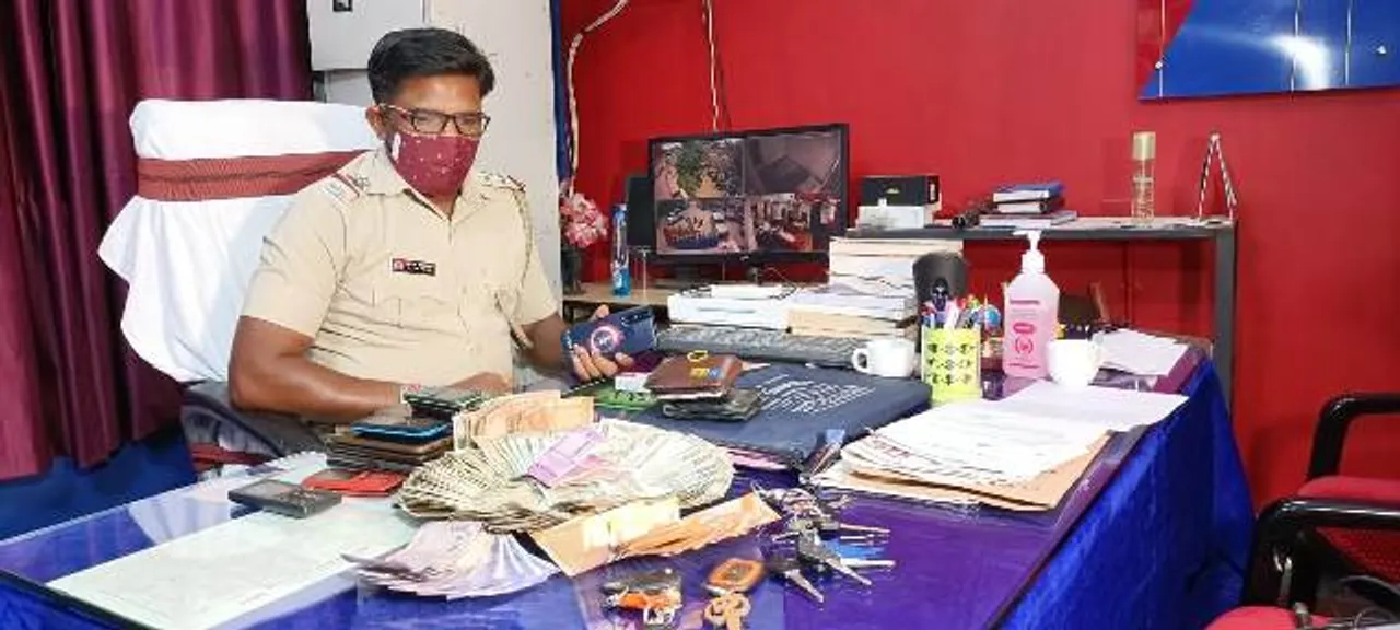  ନୂଆ ଟେକନିକରେ ଜୁଆଆଡ୍ଡା ପରିଚାଳନା: କୋଭିଡ୍ ମାର୍ଗଦର୍ଶିକାକୁ ଅବମାନନା କରୁଥିବା ଜୁଆଡ଼ିଙ୍କୁ କୋର୍ଟ ଚାଲାଣ