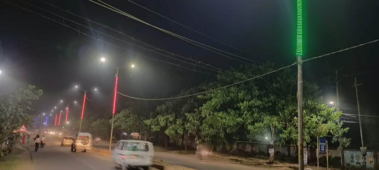  ମିଡିଲ ଡିଭାଇଡର ଲାଇଟ ଖମ୍ବରେ ଲିଚୁ ଲାଇଟ୍ ଲାଗିଲା