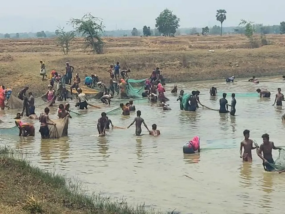  ପୋଖରୀରେ ମାଛଧରା ଓ ହାଣ୍ଡିଆ ହାଟରେ ଭିଡ଼ 