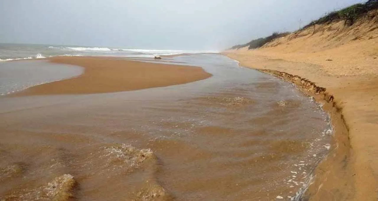  ଅଶାନ୍ତ ହେଉଛି, କୂଳ ଖାଉଛି କୋଣାର୍କ-ପୁରୀ ବେଳାମାର୍ଗ‌ ପାର୍ଶ୍ବସ୍ଥ ସମୁଦ୍ର