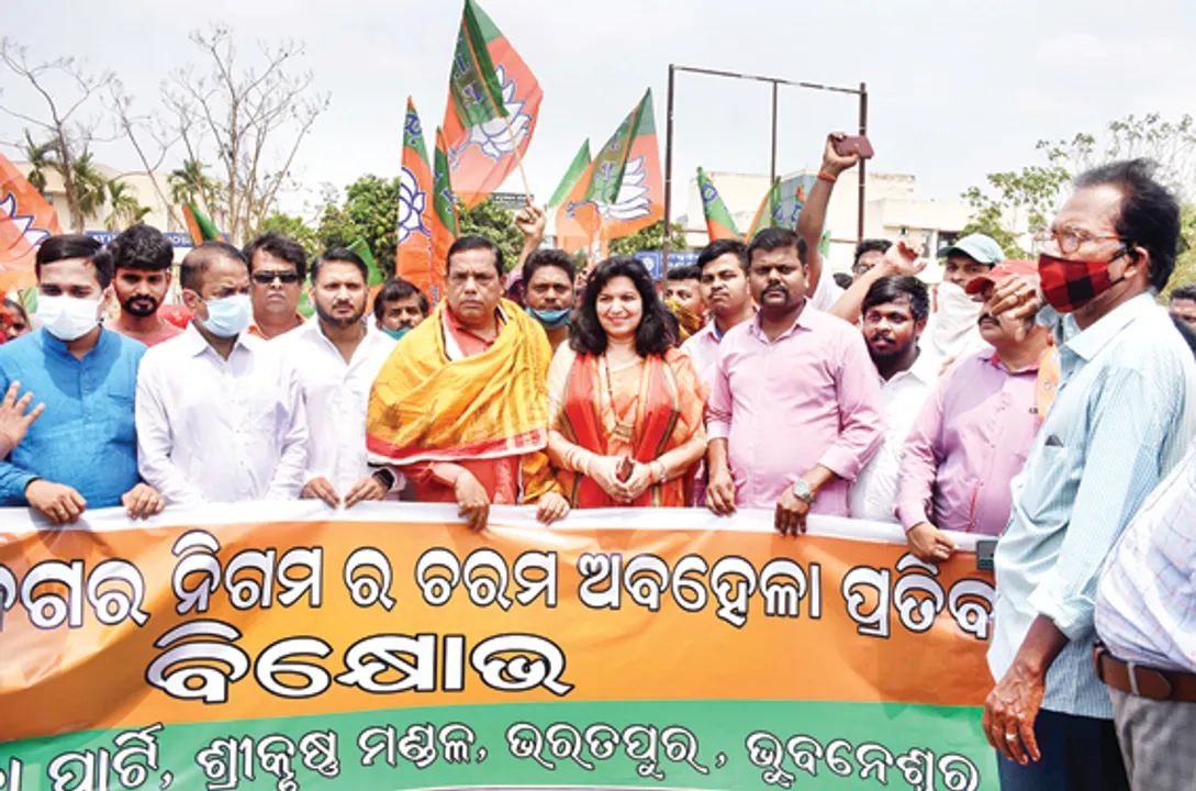  କଳିଙ୍ଗ ଷ୍ଟୁଡିଓ-ସମ୍‌ ହସ୍ପିଟାଲ ରାସ୍ତାରେ ଡ୍ରେନ୍‌ ପାଣିର ବନ୍ୟା, ଧାରଣା ଦେଲା ବିଜେପି