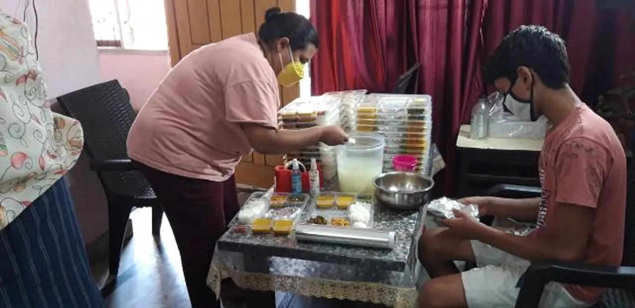  ଦେବଦୂତ ସାଜିଛନ୍ତି ରୋଟାରୀ ମହିଳା: କରୋନା ରୋଗୀଙ୍କ ଘରେ ପହଞ୍ଚାଉଛନ୍ତି ମାଗଣା ଖାଦ୍ୟ