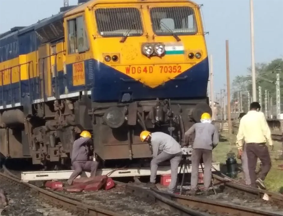  ରେଲୱେ ୟାର୍ଡ୍‌ରେ ଇଞ୍ଜିନ ଲାଇନ୍‌ଚ୍ୟୁତ