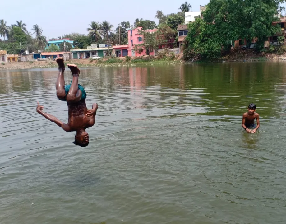  ବାଲେଶ୍ୱର: ଦ୍ୱିପ୍ରହରରେ ସହରର ଏକ ପୋଖରୀରେ ଜଳକ୍ରୀଡ଼ା କରୁଛନ୍ତି ନାବାଳକ