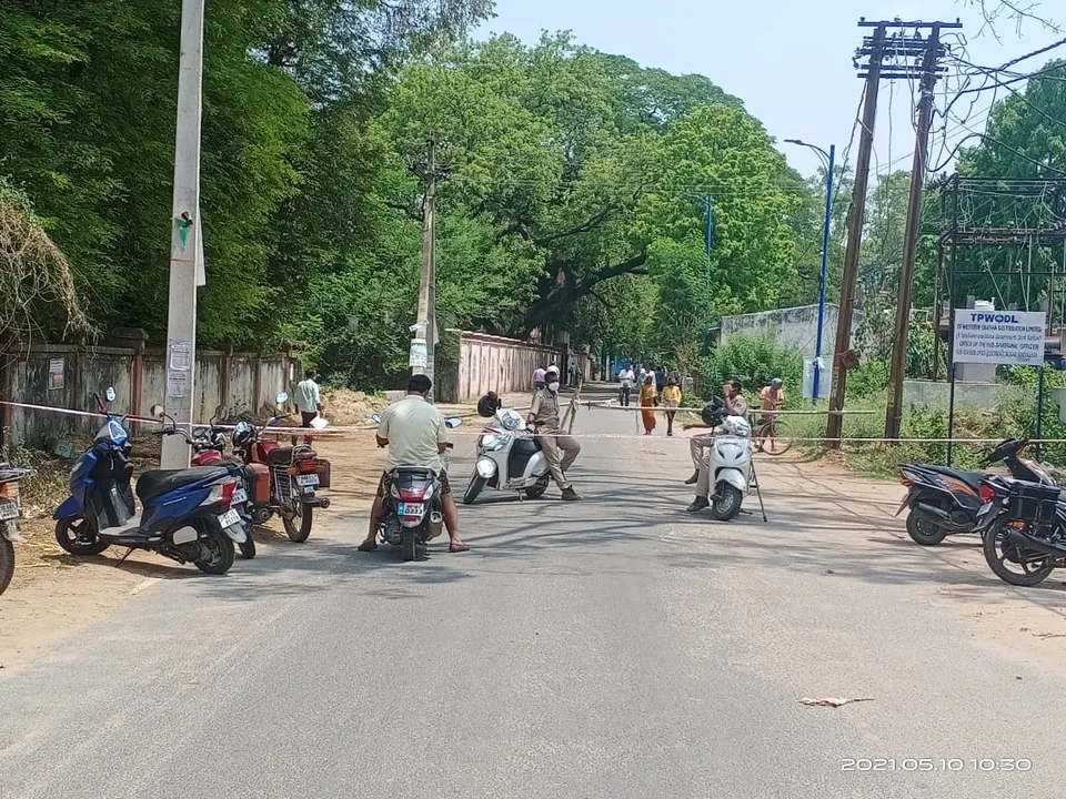  ଅମାନିଆ ସୁନ୍ଦରଗଡ଼: ଚାରିପଟେ ପୁଲିସ ବ୍ୟାରିକେଡ୍, ମଝି ହାଟରେ ଲୋକେ ହାଉଜାଉ