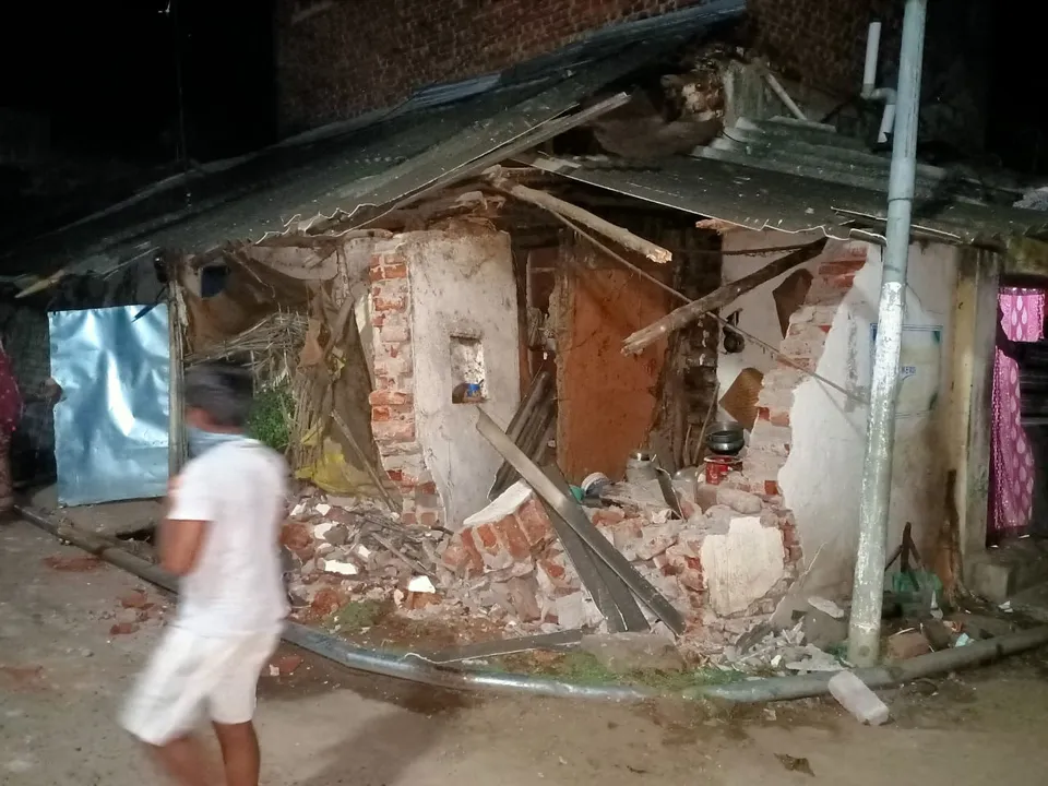 ମାଲ ବୋଝେଇ ଟ୍ରକ ଧକ୍କାରେ ଭାଙ୍ଗିଲା ୨ବଖରାଘର; ଅଳ୍ପକେ ବର୍ତ୍ତିଲା ୬ଜୀବନ, ଚାଳକ ଫେରାର