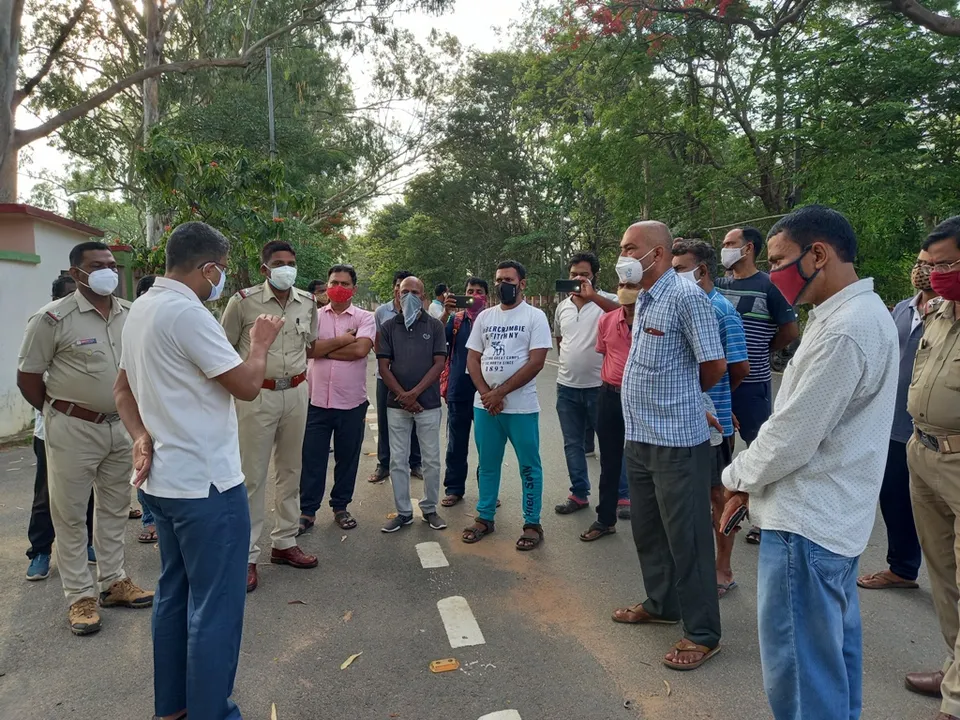  ଟିକାକରଣ ଅବ୍ୟବସ୍ଥା ନେଇ ଅସନ୍ତୋଷ, ଜିଲ୍ଲାପାଳଙ୍କୁ ଫେରାଦ ହେଲେ ଲୋକେ