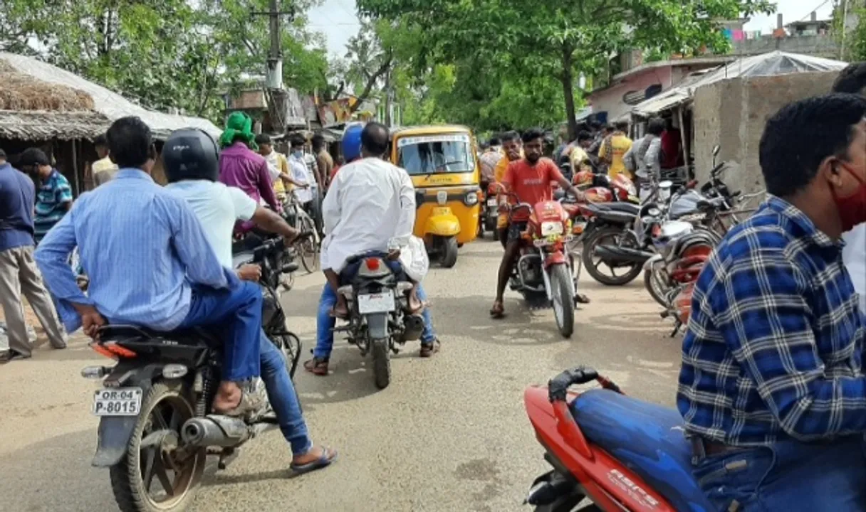  କୋଭିଡ୍‌ କଟକଣାର ଖୋଲାଖୋଲି ଉଲ୍ଲଂଘନ: ବିଂଝାରପୁରରେ ସବୁ ଖୋଲା; ସେଲୁନ, ଷ୍ଟେସନାରି, ସୁନା ଓ ଲୁଗା ଦୋକାନ