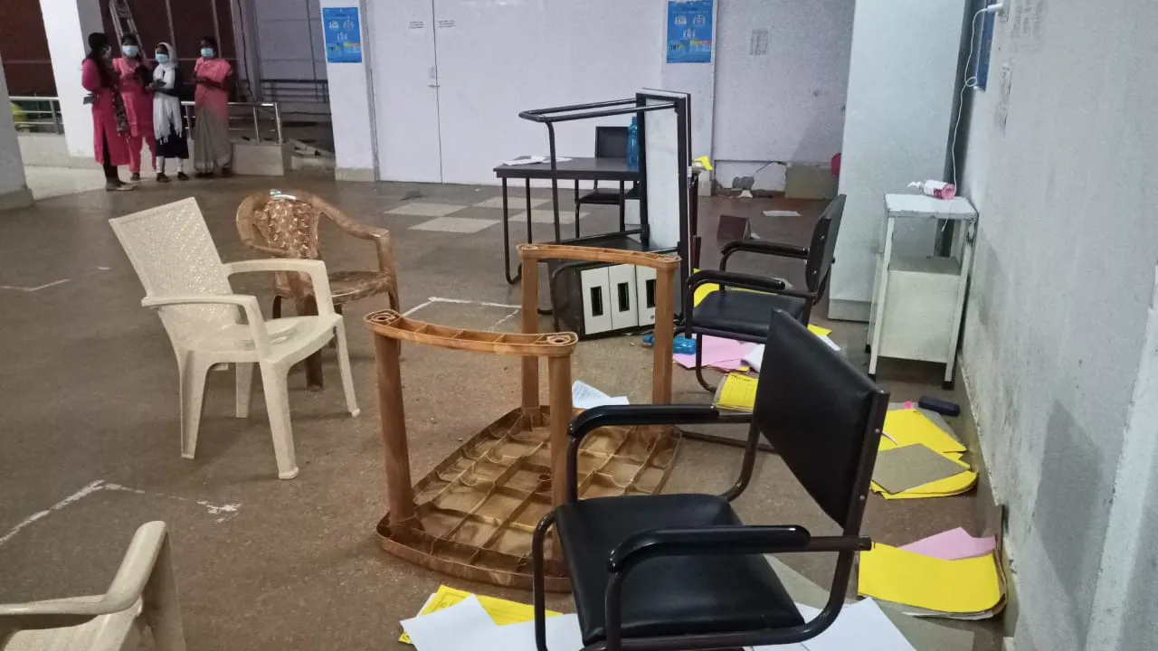  ନବରଂଗପୁର: କୋଭିଡ ମୃତ୍ୟୁକୁ ନେଇ କୋଭିଡ ହସପିଟାଲରେ ପଶି ମୃତ ସମ୍ପର୍କୀୟଙ୍କ ଭଙ୍ଗାରୁଜା।