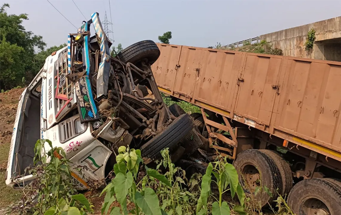  ୫୦ ଫୁଟ୍‌ ତଳକୁ ଖସିପଡ଼ିଲା କଣ୍ଟେନର୍‌