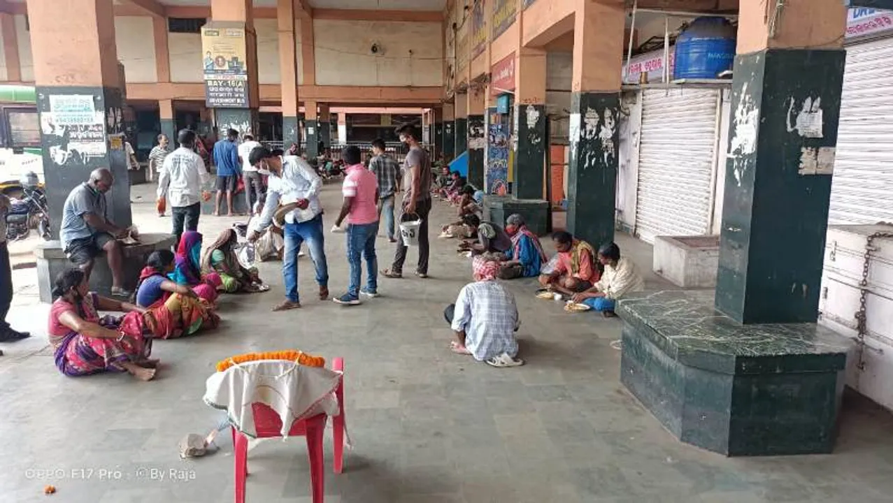  ସଙ୍କଟ ବେଳର ସାଥୀ ପ୍ରବୋଧ ଓ ତାଙ୍କ ଟିମ୍: ମେଣ୍ଟାଉଛନ୍ତି ବେସାହାରା ଓ କରୋନା ଆକ୍ରାନ୍ତଙ୍କ ଭୋକ