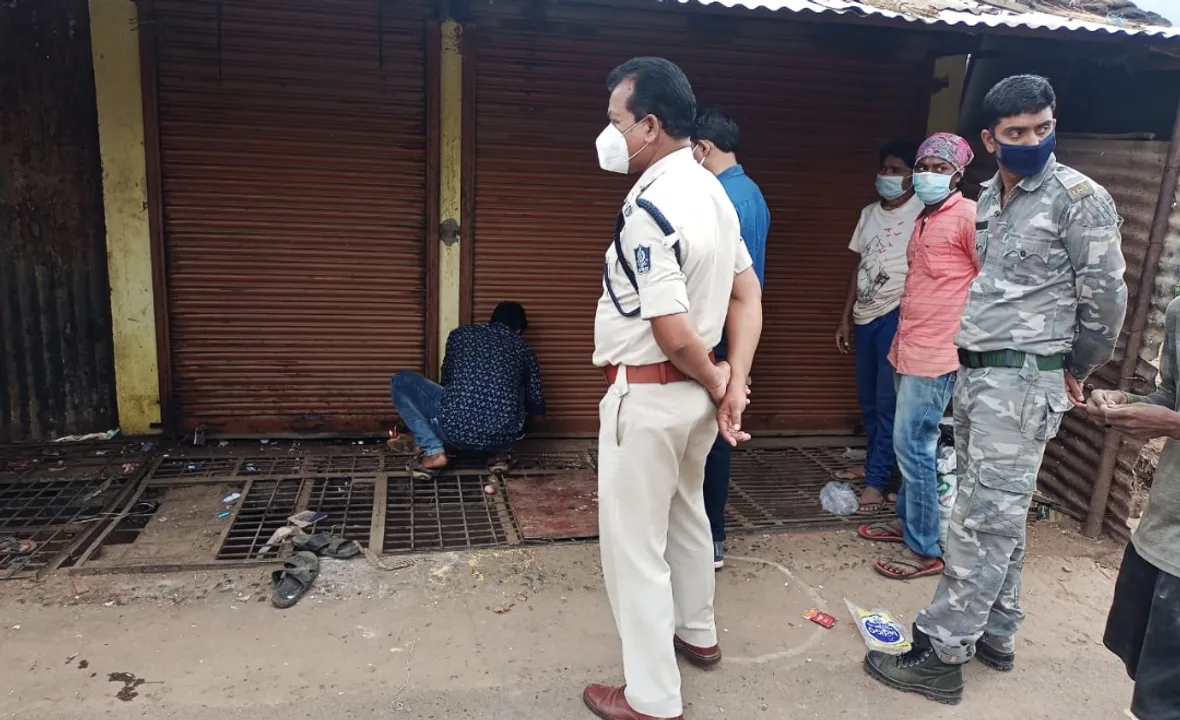  ପ୍ରଶାସନ ଦ୍ବାରା ଦୋକାନ ସିଲ୍ ଓ ୧୦,୦୦୦ ଟଙ୍କା ଜରିମାନା