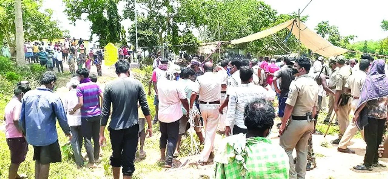  ଦୋବଲ ପଞ୍ଚାୟତ ଗୃହ ନିର୍ମାଣକୁ ନେଇ କେଁ: ବିରୋଧ ପରେ ଫେରିଗଲେ ବିଡିଓ, ଚିହ୍ନଟ ଫିତାକୁ ଛିଣ୍ଡାଇଦେଲେ ଗ୍ରାମବାସୀ