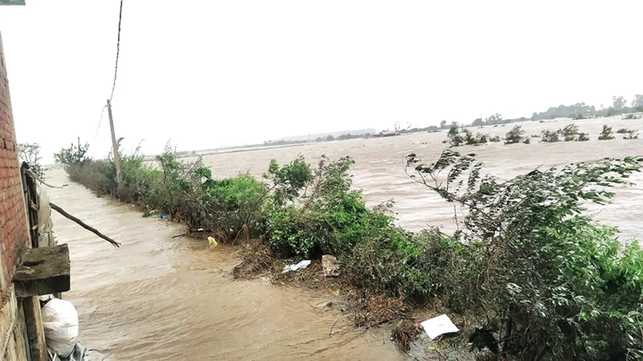  ଭଦ୍ରକ ଜିଲ୍ଲାରେ ଖଣ୍ଡପ୍ରଳୟ, ଧାମରାରେ ରାସ୍ତା ଉପରକୁ ମାଡ଼ି ଆସିଲା ଜୁଆର