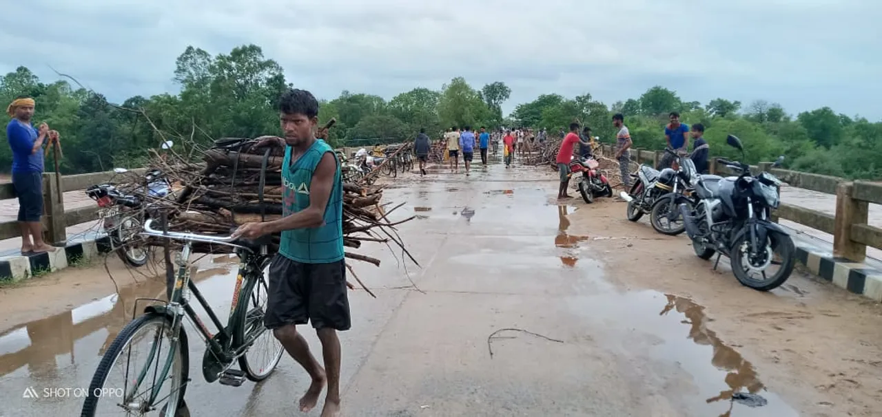  ଜୀବନକୁ ବାଜି ଲଗାଇ କୋଏଲ ନଦୀରେ କାଠ ଧରୁଛି ଲୋକ