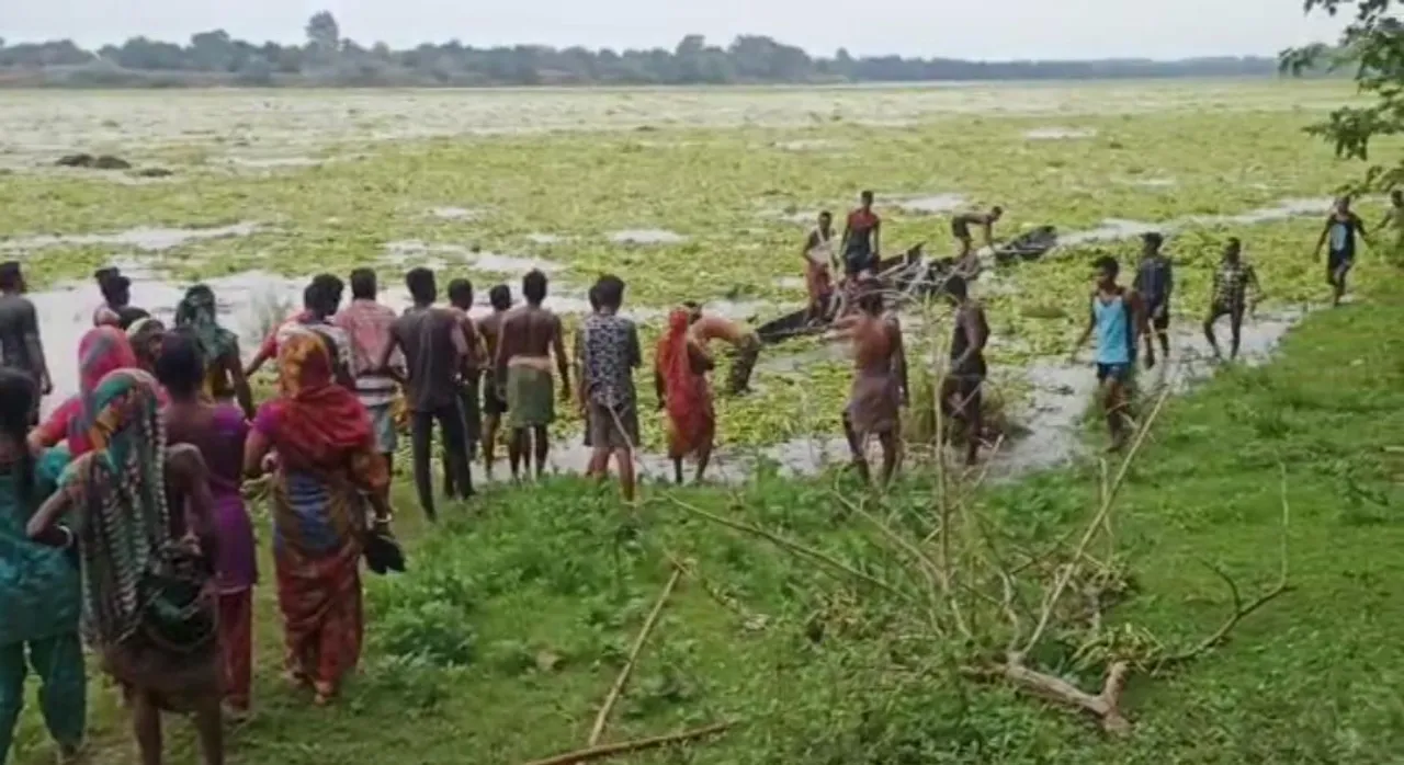  ବନ୍ୟା ପାଣିରେ ଭାସିଯାଉଥିବା ବେଳେ ୬ଜଣଙ୍କୁ ଉଦ୍ଧାର କଲେ  ଗ୍ରାମବାସୀ 